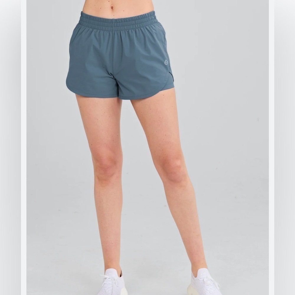 NWT Tasc Medium Ready 2-in-1 Short Storm gray